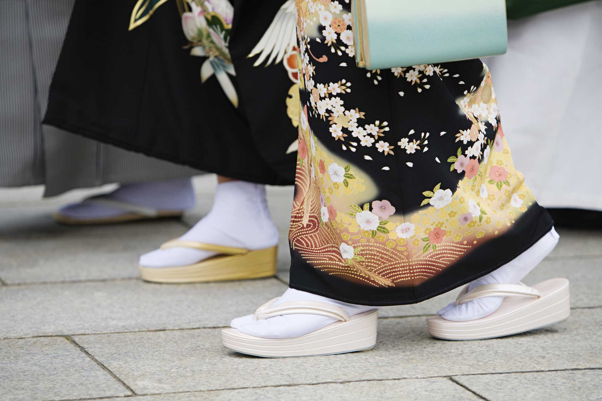 結婚式に出席する着物をきた女性の足元