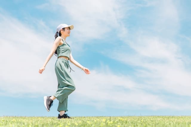 外を散歩する女性